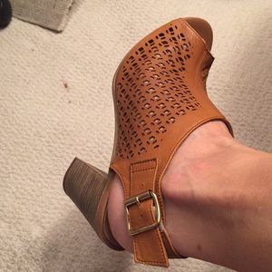 Open toe heels with ankle strap, made in Italy